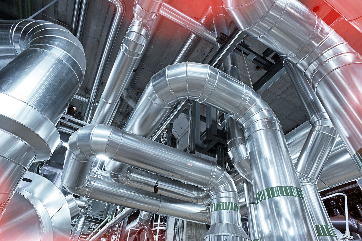 Mehrere Metallrohre einer Industrieisolierung
