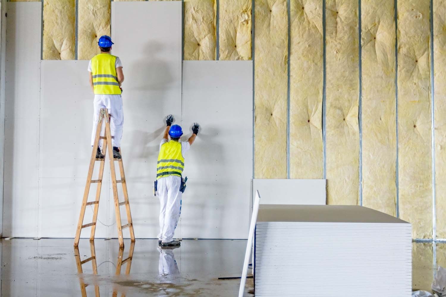 Zwei Mitarbeiter bauen mit modernster Isoliertechnik